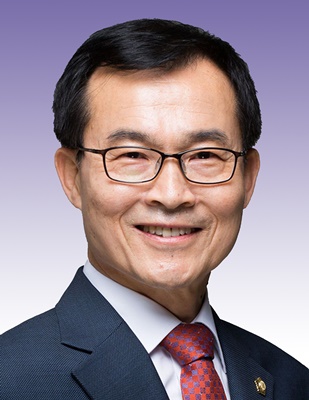 ▲ 김성진 경상북도의회 의원은 24일 오후 2시 제329회 임시회 제1차 본회의 도정질문을 통해 경상북도의 대구경북통합신공항 사업 및 대구경북행정통합 문제, 산불 및 영농폐기물 대책 등을 따져 물었다.ⓒ경북도의회