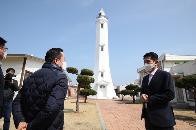 ▲ 이강덕 시장이 ‘올해의 세계등대유산’으로 선정된 호미곶 등대를 방문했다.ⓒ포항시