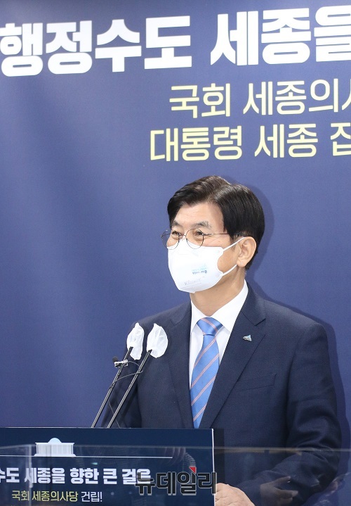 ▲ 이춘희 세종시장이 24일 오전 정음실에서 비대면 정례브리핑을 하고 있다.ⓒ이길표 기자