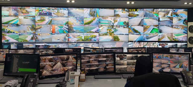 ▲ 논산시CCTV통합관제센터와 연개된 학교 내 CCTV 모습.ⓒ논산계룡교육지원청