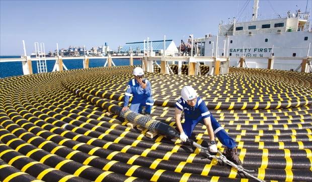 ▲ LS전선 직원들이 동해 사업장에서 생산한 수출용 해저케이블을 선박에 싣고 있다. ⓒLS전선
