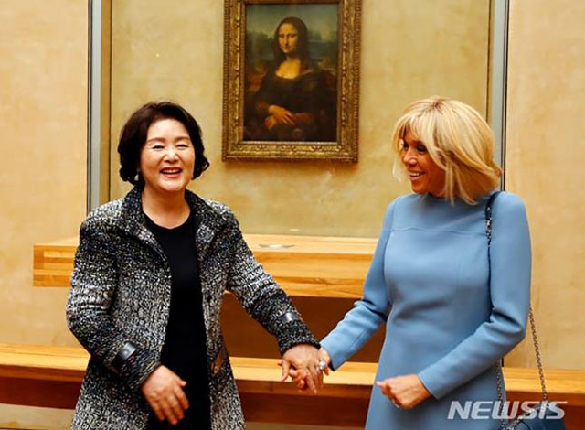 ▲ 2018년 10월 프랑스 루브르 박물관을 찾았을 당시 김정숙 여사. 입고 있는 옷은 샤넬로 대여한 것으로 전해졌다. ⓒ뉴시스. 무단전재 및 재배포 금지.