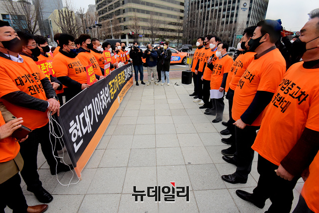 ▲ 한국자동차매매사업조합연합회가 24일 오전 서울 종로구 대통령직인수위원회 앞에서 대기업의 중고차 시장 진출을 반대하는 집회를 갖고 있다.ⓒ이종현 기자