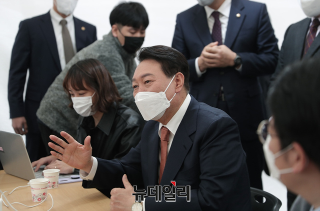 ▲ 윤석열 대통령 당선인이 24일 오전 서울 종로구 인수위원회에 마련된 프레스 다방에서 취재진들과 만나 대화를 나누고 있다. ⓒ뉴데일리DB