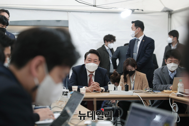 ▲ 윤석열 대통령 당선인이 24일 오전 서울 종로구 인수위원회에 마련된 프레스 다방에서 취재진들과 만나 대화를 나누고 있다.ⓒ강민석 기자(사진=인수위)