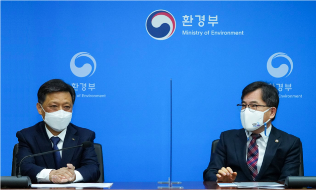 ▲ 김학동 포스코 대표이사 부회장(왼쪽)이 2월 25일 서울시 한강홍수통제소를 방문하여 TMS 무선 통신망 도입을 위해 적극 협조해준 홍정기 환경부 차관에게 감사의 뜻을 전하고 있다.ⓒ포스코