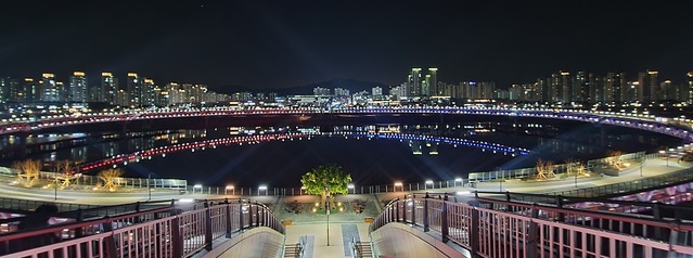 ▲ (행정중심복합도시건설청과 한국토지주택공사가 24일 세종시 3생활권과 중앙공원을 연결하는 금강보행교 남측광장에서 개통식을 가졌다.금강보행교 야경)ⓒ행복청