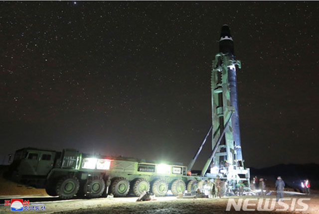▲ 북한 대륙간 탄도미사일(ICBM) '화성-15형'. 2017년 11월 29일 시험발사에 성공했다. 북한은 이후 새 ICBM 시험발사에는 성공하지 못했다. ⓒ뉴시스. 무단전재 및 재배포 금지.