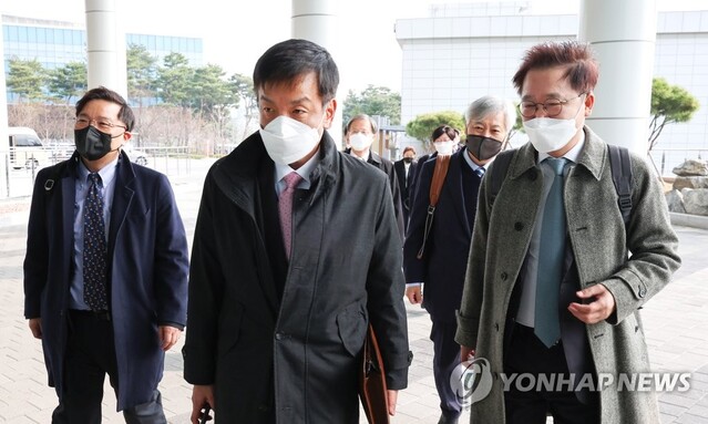 ▲ 대통령직인수위원회 강석훈 정책특보(오른쪽)와 권남훈(건국대 경제학과 교수, 왼쪽부터), 최상목 경제1분과 간사, 박익수(법무법인 김앤장 변호사) 전문위원 등이 24일 세종시 정부세종컨벤션센터에서 열린 업무보고에 참석하기 위해 이동하고 있다.ⓒ연합뉴스