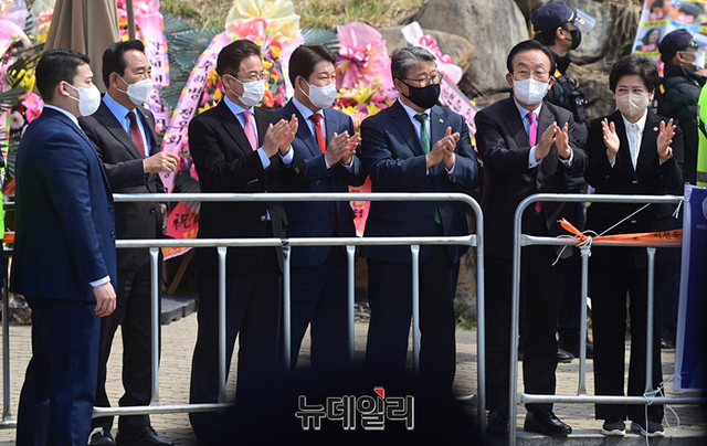 ▲ 왼쪽부터 김문오 달성군수, 이철우 경북도지사,  권영진 대구시장, 조원진 우리공화당 대표, 김관용 전 경북도지사, 강은희 대구시교육감이 24일 오전 박근혜 전 대통령의 달성 사저 입주를 환영하기 위한 자리에 참석해 눈길을 끌었다.ⓒ뉴데일리