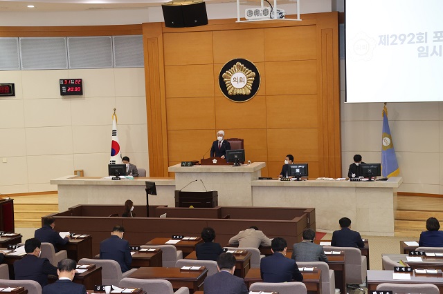 ▲ 포항시의회 의원들이 24일 제292회 임시회 제2차 본회의에서 시정질문을 하고 있다.ⓒ포항시의회