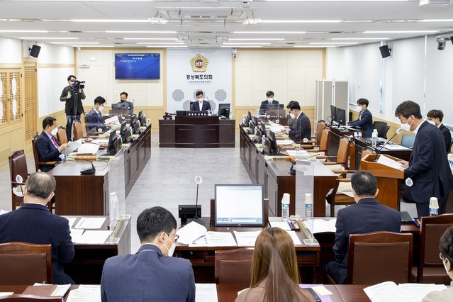 ▲ 경상북도의회 지방분권추진특별위원회(위원장 김대일)는 제329회 임시회 기간인 3월 24일 제4차 지방분권추진특별위원회 회의를 개최해 소관부서인 기획조정실과 자치경찰위원회로부터 지방분권 추진 및 자치경찰제 관련 주요업무를 보고 받았다.ⓒ경북도의회