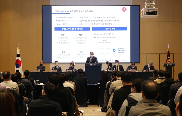 ▲ 롯데월드타워에서 열린 롯데지주 제55기 정기 주주총회에서 이동우 대표이사가 주주들의 질의에 답변하고 있다.ⓒ롯데지주