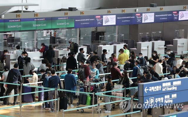 인천국제공항 제1여객터미널 출국장이 출국 수속을 하는 여행객들로 붐비고 있다. ⓒ연합뉴스