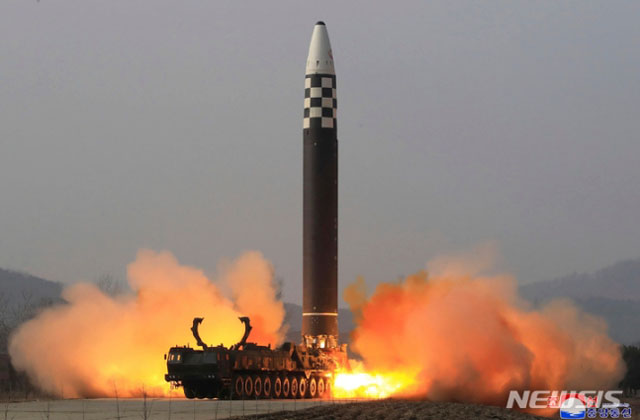 ▲ 북한 관영매체들은 25일 신형 ICBM '화성-17형' 시험발사 장면들을 공개했다. ⓒ뉴시스. 무단전재 및 재배포 금지.