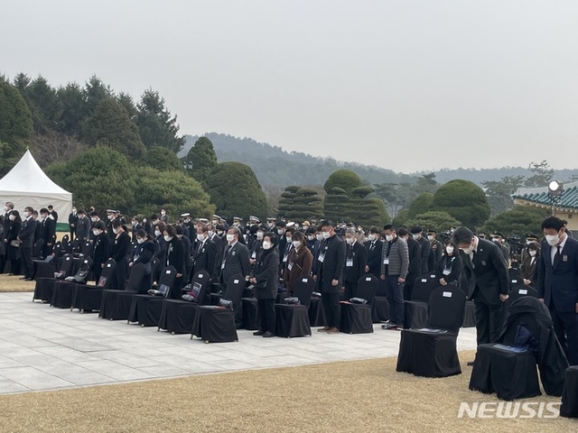 ▲ 25일 오전에 국립대전현충원에서 진행된 제7회 서해수호의 날 기념식에 참전 용사, 유가족, 정치인 등이 참석해 희생자들을 위한 묵념을 하고 있다. ⓒ뉴시스