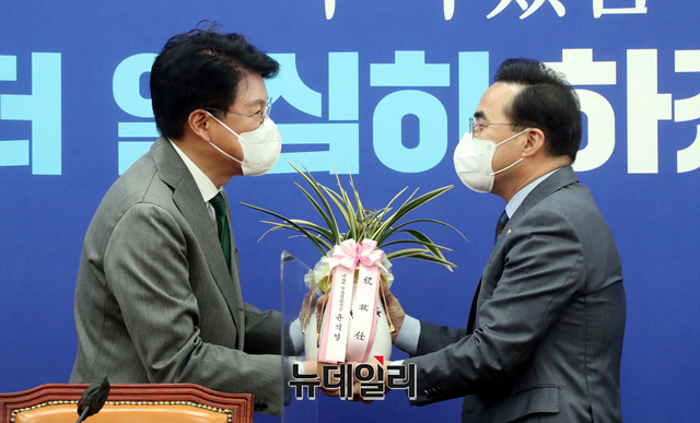 ▲ 장제원 대통령 당선인 비서실장이 25일 오전 국회를 찾아 박홍근 더불어민주당 신임 원내대표를 예방하고 윤석열 당선인의 축하 난과 메시지를 전달하고 있다. ⓒ뉴데일리(사진=공동취재단)