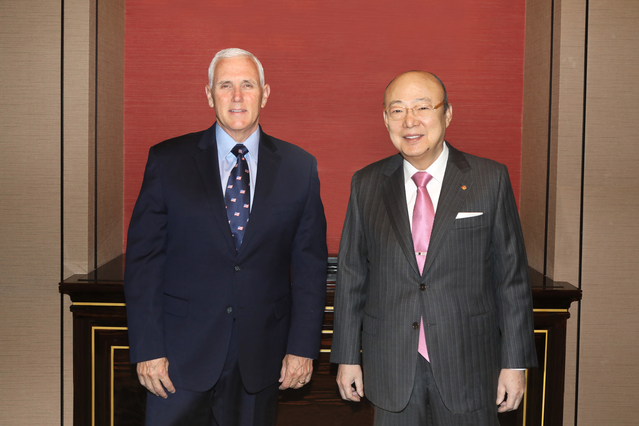 ▲ 한화그룹 김승연 회장이 마이크 펜스 전 미국 부통령을 만나 오찬을 함께 하며 환담을 나눴다.ⓒ한화그룹
