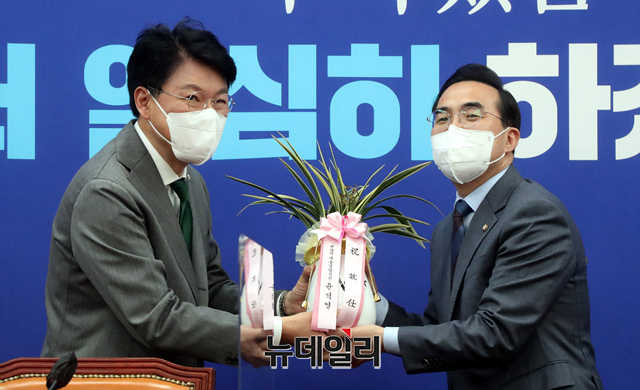 ▲ 장제원 대통령 당선인 비서실장이 25일 오전 국회를 찾아 박홍근 더불어민주당 신임 원내대표를 예방하고 윤석열 당선인의 축하 난과 메시지를 전달하고 있다.ⓒ이종현 기자