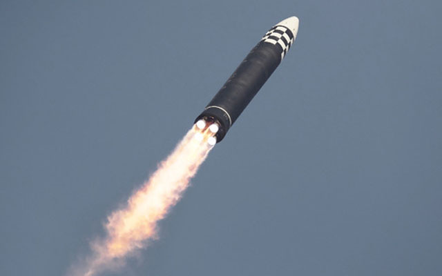 ▲ 북한 관영매체가 공개한 신형 ICBM '화성-17형' 발사 장면. ⓒ뉴시스. 무단전재 및 재배포 금지.