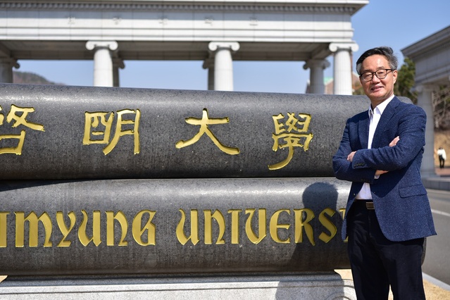 ▲ 변재웅(남, 61세) 계명대 교수(총장 신일희)가 최근 이슈가 되는 4차 산업혁명과 규제개혁의 다양한 측면을 최근 산업별 사례분석을 통해 해법을 제시한 ‘4차 산업혁명과 규제개혁(계명대학교출판부, 2만 1000원, 432P)’을 발간했다.ⓒ계명대