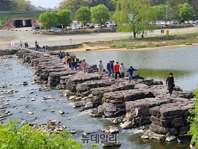 ▲ 천년의 세월을 견뎌낸 충북 진천군 문백면 구곡리 농다리. 고려초에 만들어진 국내 최고 긴 돌다리로 위에서 내려다보면 마치 지네모양 또는 사람의 척추뼈 형태를 하고 있다.ⓒ뉴데일리 D/B