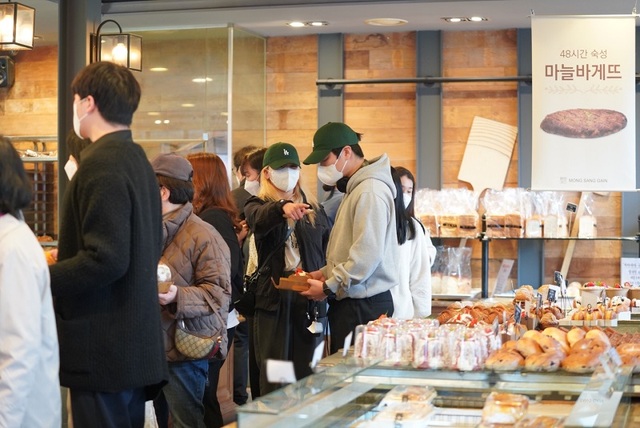 ▲ 충남 천안시가 개최한 빵빵데이행사에서 시민들이 빵집 순례 방문 장면.ⓒ천안시