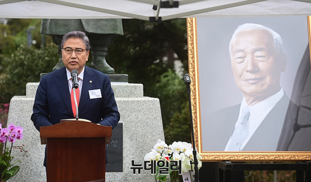 ▲ 박진 국민의힘 의원이 26일 오후 서울시 종로구 이화장에서 열린 '우남 탄신 147주년 기념행사'에 참석한 이들에게 축사를 건네고 있다. ⓒ정상윤 기자