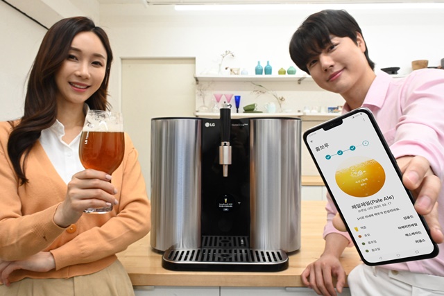 ▲ 프리미엄 수제맥주제조기 'LG 홈브루'의 맥주 제조기간을 약 30% 줄인 신제품. ⓒLG전자