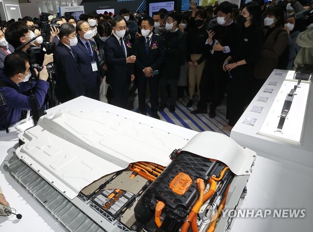 ▲ 17일 서울 강남구 코엑스에서 열린 2차전지 등 배터리 전문 전시 '인터배터리 2022'를 찾은 문승욱 산업통상자원부 장관 등이 전시 설명을 듣고 있다. ⓒ연합뉴스