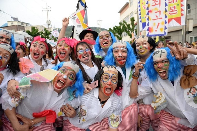 충북 음성군에서 2019년 개최됐던 음성품바축제에 참여한 품바들이 해학스런 복장과 분장을 선보이고 있다.ⓒ음성군
