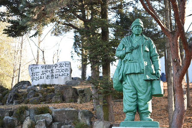 ▲ 충북 음성 꽃동네 입구에 세워진 고 최귀동 할아버지 동상. 최귀동 할아버지는 1976년 오웅진 신부가 무극성당 주임신부로 부임하면서 인연을 맺어져 오늘날 음성 꽃동네 설립 배경이 됐고, 음성군이 그를 기리기 위해 품바축제를 열고 있다.ⓒ음성 꽃동네