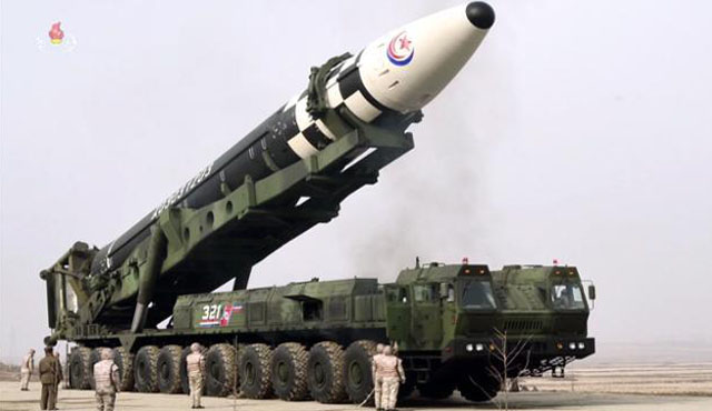 ▲ 신형 ICBM '화성-17형' 시험발사 준비를 하는 북한군. 북한 관영매체가 보도한 장면이다. ⓒ뉴시스. 무단전재 및 재배포 금지.