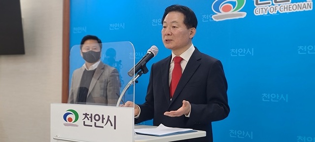 ▲ 국민의힘 충남도지사 박찬우 예비후보가 28일 천안시청 브리핑실에서 기자회견을 갖고 있다.ⓒ박찬우 선거사무실
