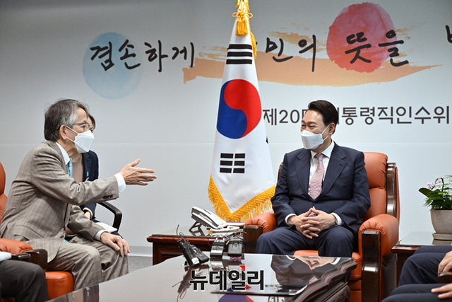 ▲ 윤석열 대통령 당선인이 28일 오전 아이보시 고이치 주한 일본대사를 접견하고 있다. ⓒ뉴데일리DB