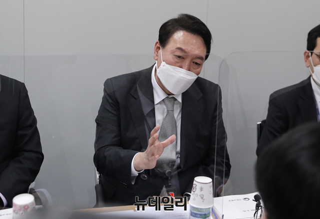 ▲ 윤석열 대통령 당선인이 지난 25일 서울 종로구에 마련된 인수위원회에서 경제2분과 국토교통부 업무보고를 받고 있다. ⓒ뉴데일리DB