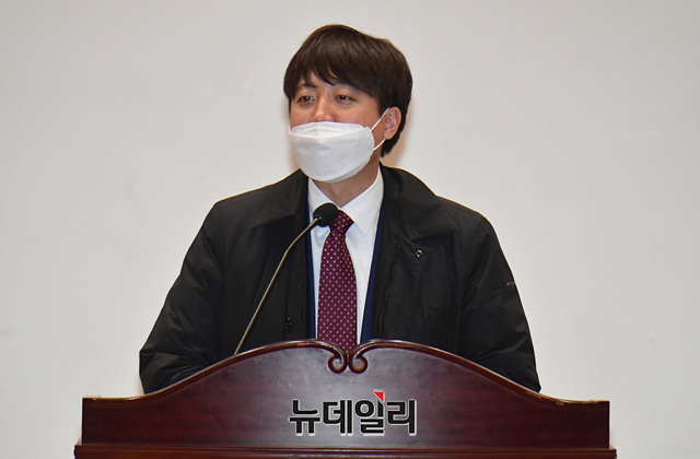 ▲ 이준석 국민의힘 대표가 지난 23일 오후 국회 의원회관에서 열린 국립 국어사전박물관 의령 건립을 위한 학술발표회에 참석해 축사를 하고 있다.ⓒ이종현 기자