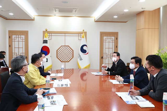 ▲ 박형수 국회의원과 전찬걸 울진군수가 대규모 산불피해 복구에 따른 국가예산 확보를 위해 기획재정부와 행정안전부를 차례로 방문했다.ⓒ울진군