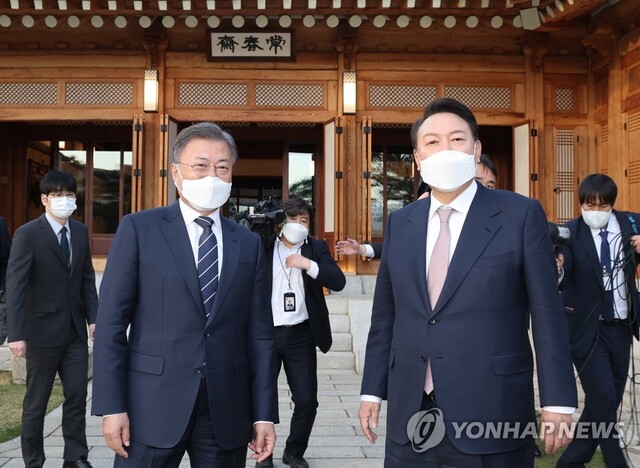 ▲ 문재인 대통령(왼쪽)과 윤석열 대통령 당선인이 28일 오후 만찬 회동을 위해 청와대 상춘재로 향하며 대화하고 있다.ⓒ연합뉴스