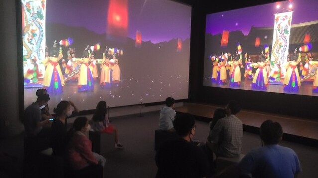 ▲ 국악박물관 실감형콘텐츠 '진연' 관람 모습ⓒ국립국악원