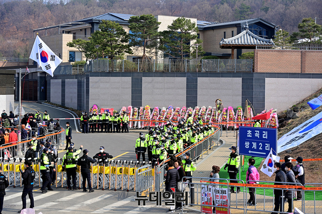 ▲ 지난 24일 오전, 박근혜 전 대통령의 대구 사저 입주를 앞두고 경찰 병력이 사저 주변을 경계하고 있는 모습. ⓒ정상윤 기자