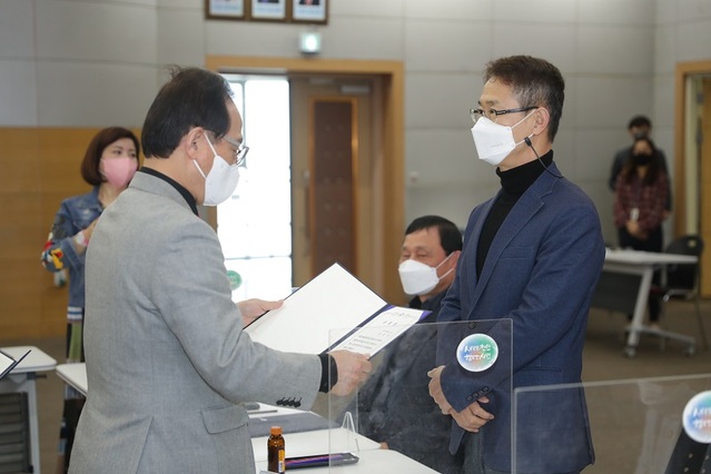 ▲ 박상돈 시장이 29일 시청에서 열린 제7기 목천위생매립시설 주민지원협의체 위촉식에서 한 위원에게 위촉장을 주고 있다.ⓒ천안시