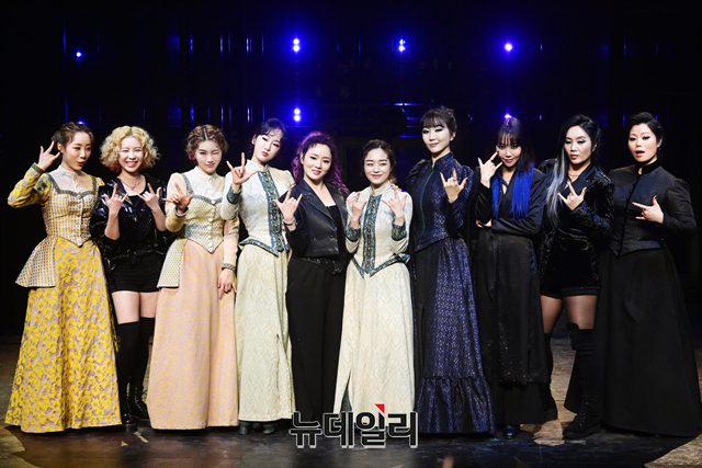 ▲ 뮤지컬 '리지'에 출연하는 배우들이 29일 오후 서울 종로구 두산아트센터에서 진행된 프레스콜에서 사진촬영을 하고 있다.ⓒ강민석 기자