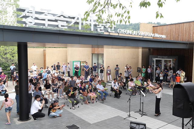▲ 경주엑스포대공원 솔거미술관 옆 벚꽃 길에서 버스킹 공원을 펼치고 있다.ⓒ경주엑스포