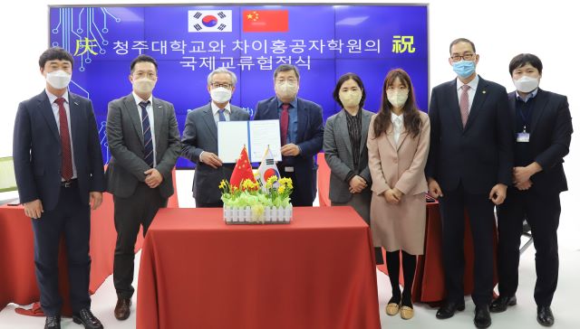 ▲ 청주대학교와 ㈜대교 차이홍공자학원이 29일 대학 새천년종합정보관 하이브리드 스튜디오에서 한-중 교육문화교류 활성화를 위한 업무협약을 가진 가운데, 청주대 손상희 부총장(왼쪽 네번째)과 차이홍공자학원 김진무 중방원장(왼쪽 세번째)이 업무협약서에 서명한 후 기념촬영을 하고 있다.ⓒ청주대