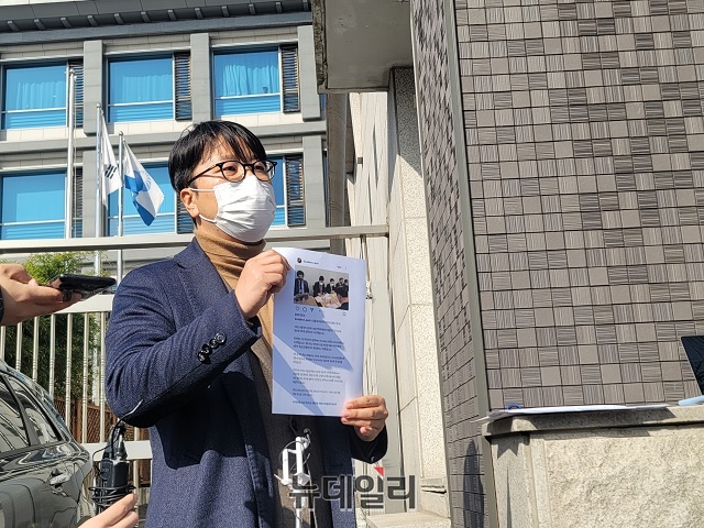 ▲ 윤석열 대통령 당선인의 대통령직인수위원회에서 과학기술교육분과 실무위원을 지낸 조상규 변호사가 29일 서울 종로구 통의동 금융감독원 연수원 인근에서 기자회견을 열고 자신의 '해촉'에 대해 억울함을 호소했다.ⓒ손혜정 기자