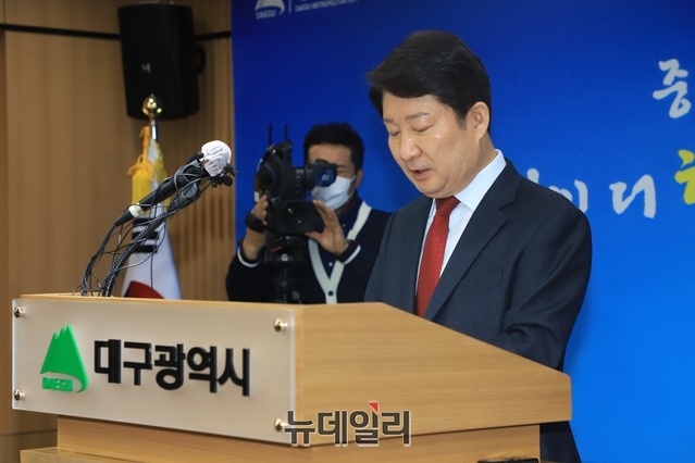 ▲ 권영진 대구시장이 30일 “윤석열 정부의 새로운 출발과 대구의 더큰 발전이라는 중차대한 시점에서 새로운 사람이 대구를 이끌어가도록 기회를 열어가는 것이 대구를 위한 길이라 생각하고 불출마하기로 했다”며 불출마를 선언했다.ⓒ뉴데일리