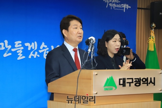 ▲ 권영진 대구시장이 30일 불출마 선언 입장 발표에서 “차기 시장은 윤석열 정부와 호흡이 맞는 사람이 적임자”라는 발언을 두고 그 적임자가 누구인지에 대구 정가에 설왕설래가 크게 일고 있다.ⓒ뉴데일리