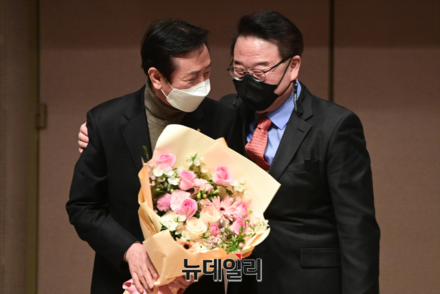 ▲ 30일 프레스센터에서 '서울 중도보수 교육감후보 단일화' 결과가 발표된 뒤, 경선에 나섰던 최명복(왼쪽) 전 서울시 교육위원과 조전혁 예비후보가 서로를 격려하고 있다. ⓒ강민석 기자