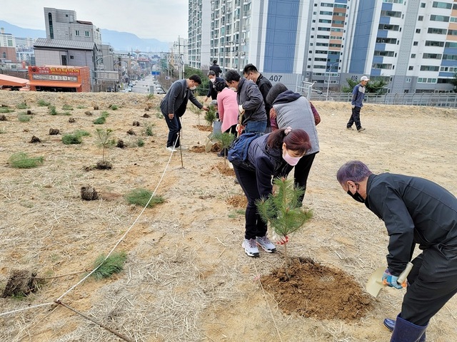 ▲ 식목행사 장면.ⓒ충주시